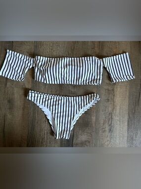 Zaful Swim Off-Shoulder Bikini. Excellent condition. Women’s size 8